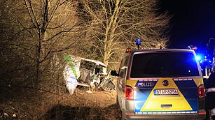 Auto prallt nach Verfolgungsjagd bei Staffelbach gegen Baum