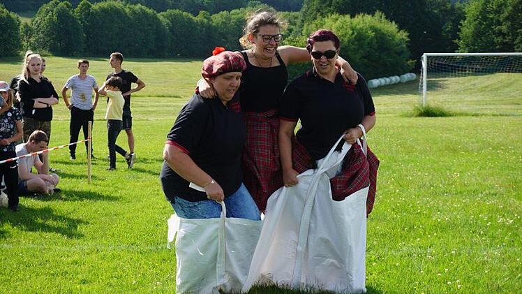 Die Mädchenmannschaft beim Sackhüpfen. Es forderte viel Kraft, machte aber auch gemeinsam richtig Spaß. Foto: Marion Eckert