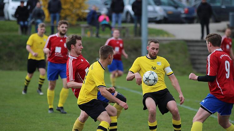 Neun Tore wurden den Fans kredenzt beim 5:4-Erfolg der SpVgg Detter-Weißenbach  (in rot) über die SG Hassenbach. Damit wahren die Gastgeber ihre Aufstiegs-Chance in der B-Klasse Rhön 1.Sebastian Schmitt