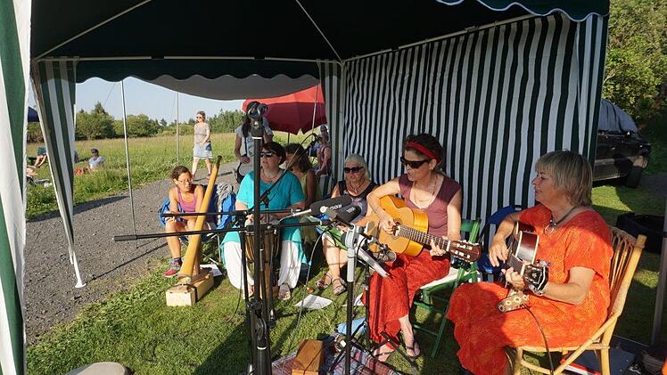 Mantras aus unterschiedlichen Kulturkreisen sang die Mantragruppe. Es  waren Kraftlieder und heilsame Weisen. Marion Eckert