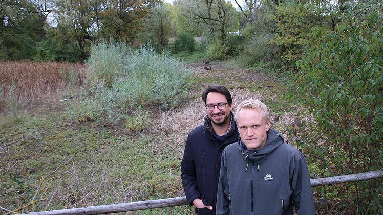 Peter Piel (hinten) und Jan Hochstein an der Schwarzen Pfütze. Foto: Ralf Ruppert
