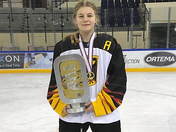 Nina Christof mit der Turniersieger-Trophäe nach dem Aufstieg in die Top-Division der U18-Juniorinnen. Foto: Thomas Christof