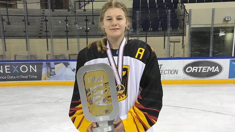 Nina Christof mit der Turniersieger-Trophäe nach dem Aufstieg in die Top-Division der U18-Juniorinnen. Foto: Thomas Christof
