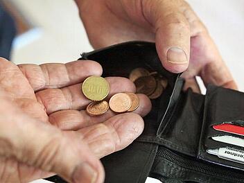Wer nur zehn Euro für den täglichen Bedarf zur Verfügung hat, muss jeden Cent umdrehen.  Foto: Mascha Brichta