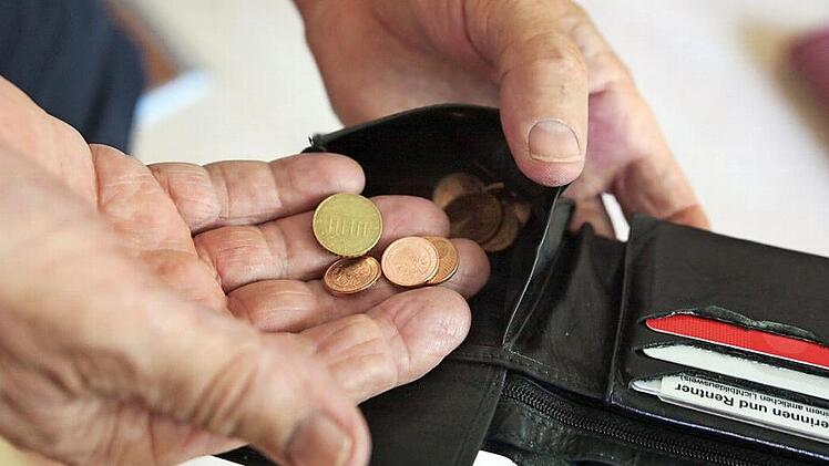 Wer nur zehn Euro für den täglichen Bedarf zur Verfügung hat, muss jeden Cent umdrehen.  Foto: Mascha Brichta