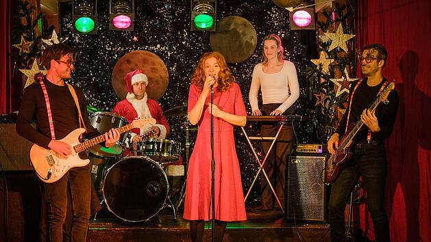 Zum Abschluss stimmen Hauke (Hinnerk Sch&ouml;nemann, zweiter von links) am Schlagzeug, Jule (Marleen Lohse, Mitte) und Hannah (Jana Klinge) noch ein gemeinsames Weihnachtslied an.