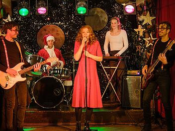 Zum Abschluss stimmen Hauke (Hinnerk Sch&ouml;nemann, zweiter von links) am Schlagzeug, Jule (Marleen Lohse, Mitte) und Hannah (Jana Klinge) noch ein gemeinsames Weihnachtslied an.