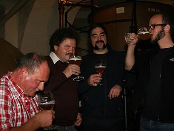 Eine Bierprobe von Braumeistern im Fränkischen Brauereimuseum: Michael Kühner (Schwalmstadt), Wolfgang Brehm (Bamberg),Andreas Seufert (Oberelsbach) und Matthias Richter vom "Bayerischer Bahnhof" Leipzig genießen.   Foto: Werner Baier