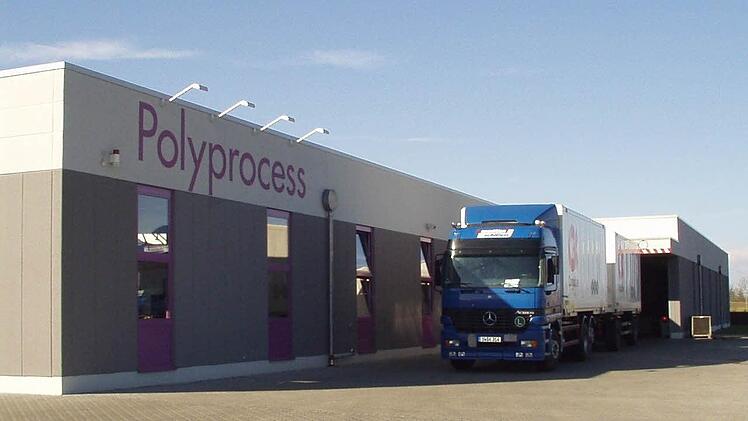 Fertige Bauteile werden von einem Lkw abgeholt.  Foto: Polyprocess