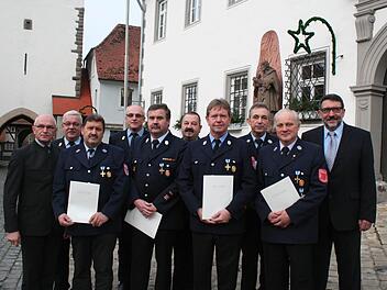 Für 40 Dienstjahre wurden diese Aktiven mit dem Feuerwehrehrenzeichen in Gold ausgezeichnet. Landrat Günther Denzler, Kreisbrandrat Bernhard Ziegmann, Kreisbrandinspektor Friedrich Riemer, Kreisbrandmeister Manfred Friedrich und Bürgermeister Georg Zipfel lobten ihren Einsatz.  Foto: Evi Seeger