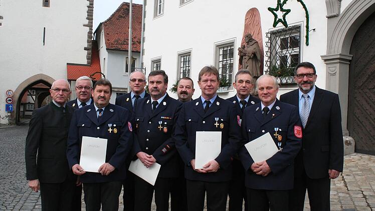 Für 40 Dienstjahre wurden diese Aktiven mit dem Feuerwehrehrenzeichen in Gold ausgezeichnet. Landrat Günther Denzler, Kreisbrandrat Bernhard Ziegmann, Kreisbrandinspektor Friedrich Riemer, Kreisbrandmeister Manfred Friedrich und Bürgermeister Georg Zipfel lobten ihren Einsatz.  Foto: Evi Seeger