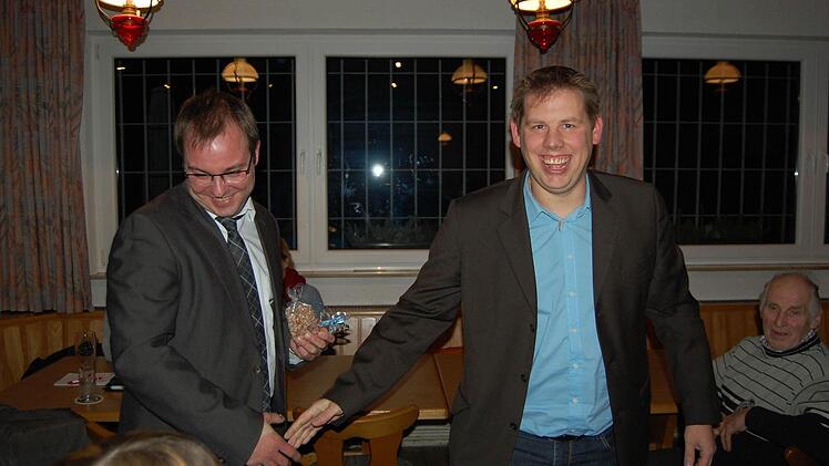 Der unterlegene Timo Kümpel (rechts) gratulierte....