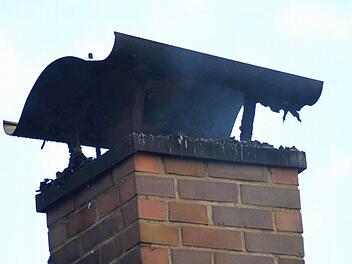 Bei einem Kaminbrand bleibt den Feuerwehrleuten meistens nichts anders übrig, als den Kamin kontrolliert ausbrennen zu lassen und sich auf die Sicherung des Umfelds zu konzentrieren. Foto: Symbolbild/Rauch