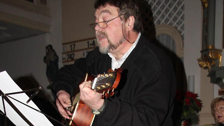 Hans Auer sang das weltberühmte "Halleluja" von Leonard Cohen mit tiefer Stimme.