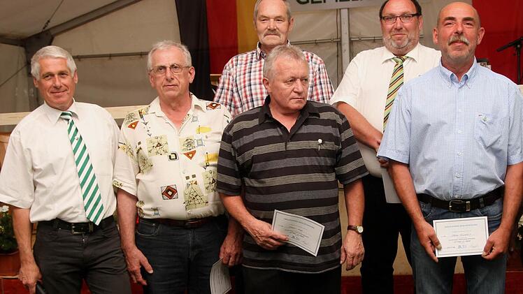 Für 40-jährige Mitgliedschaft erhielten diese Personen eine Auszeichnung, links Vorsitzender Reinhold Klein. Foto: Günther Geiling