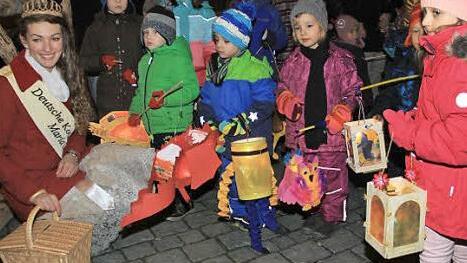 Korbstadtkönigin Maria war zu Besuch und widmete sich den Kindern.