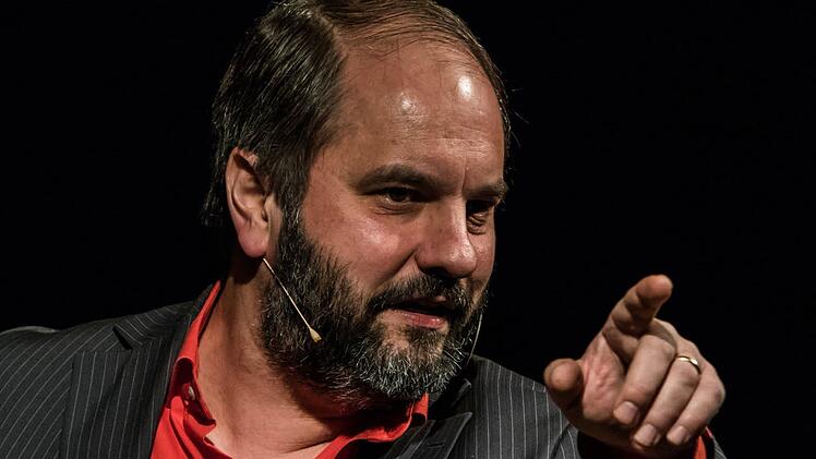 Matthias Egersdörfer bei seinem Auftritt im ausverkauften Saal des "Schwarzen Bären" in Beiersdorf Foto: Jochen Berger