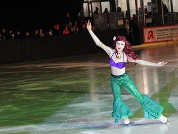 Arielle, die Meerjungfrau, macht auch auf dem Eis eine gute Figur. Fotos: Yannick Hupfer
