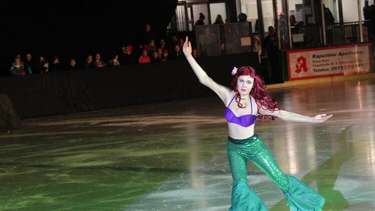 Arielle, die Meerjungfrau, macht auch auf dem Eis eine gute Figur. Fotos: Yannick Hupfer