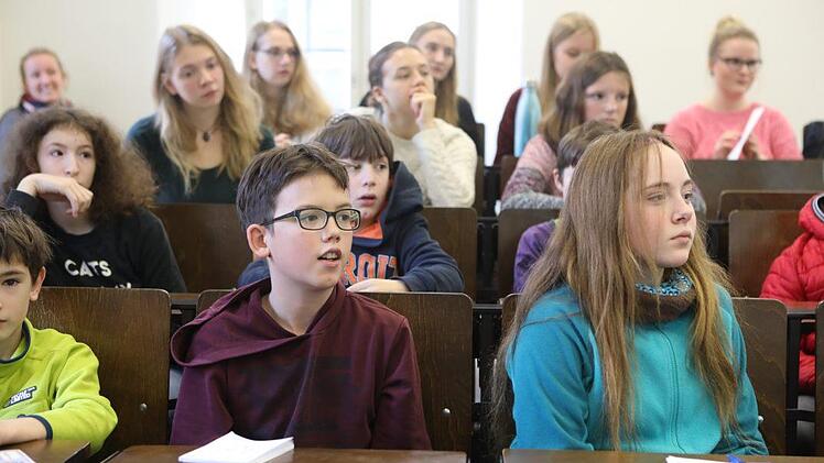 Am Samstag bestiegen rund 90 junge Studierende eine Zeitmaschine und reisten mit Valentina Ringelmann ins mittelalterliche Bamberg. Foto: Barbara Herbst