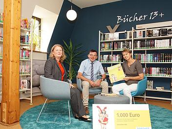 Preisübergabe: Christine Pfaff von Bayernwerk, Bürgermeister Armin Warmuth und Bibliotheksleiterin Karin Wengerter Foto: Arkadius Guzy