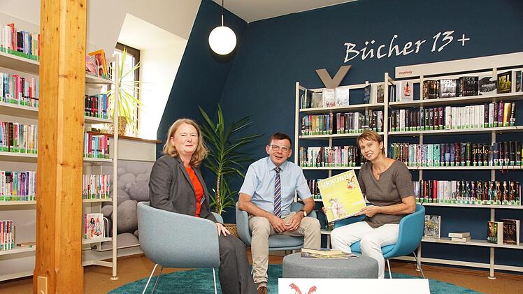 Preisübergabe: Christine Pfaff von Bayernwerk, Bürgermeister Armin Warmuth und Bibliotheksleiterin Karin Wengerter Foto: Arkadius Guzy