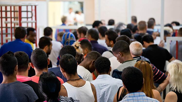 In Spitzenzeiten sind über 100 Flüchtlinge pro Monat nach Hof gekommen. Hat sich die Lage in der oberfränkischen Stadt mittlerweile beruhigt? Symbolfoto: Daniel Karmann/dpa