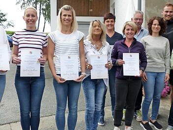 Lena Pezet, Simone Tautermann, Tina Hempfling, Christine Buchwald, Gardeleitung Verena Ramming, Eva-Maria Werzer, Präsident Andy Sesselmann, Prinzessin Melissa I., Prinz Marcel I. und Sponsorin Marion Müller (von links)