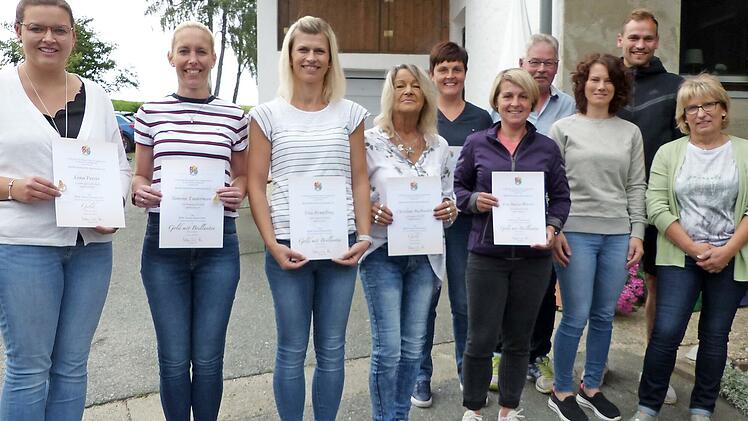 Lena Pezet, Simone Tautermann, Tina Hempfling, Christine Buchwald, Gardeleitung Verena Ramming, Eva-Maria Werzer, Präsident Andy Sesselmann, Prinzessin Melissa I., Prinz Marcel I. und Sponsorin Marion Müller (von links)