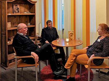 Zusammensitzen und miteinander sprechen - was (von links) Pastoralreferent Rainer Ziegler und die Ehrenamtlichen Jürgen Bereiter und Hildegard Schöllhorn im Gesprächsraum des Kontaktpunktes machen, passiert normal im Zweiergespräch.