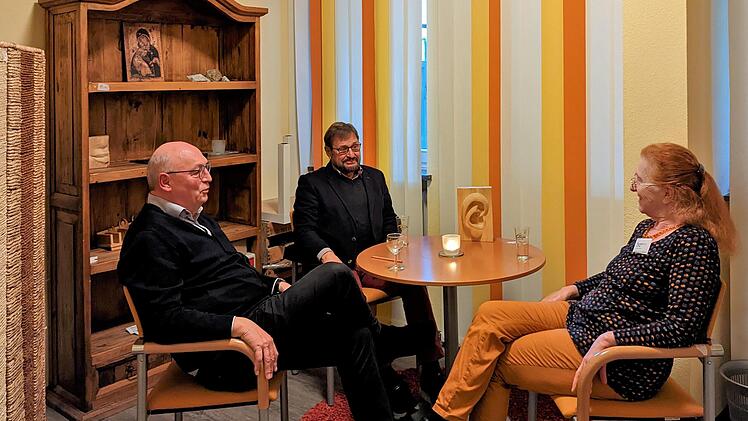 Zusammensitzen und miteinander sprechen - was (von links) Pastoralreferent Rainer Ziegler und die Ehrenamtlichen Jürgen Bereiter und Hildegard Schöllhorn im Gesprächsraum des Kontaktpunktes machen, passiert normal im Zweiergespräch.