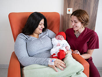 Foto von Mutter, Kind und Hebamme