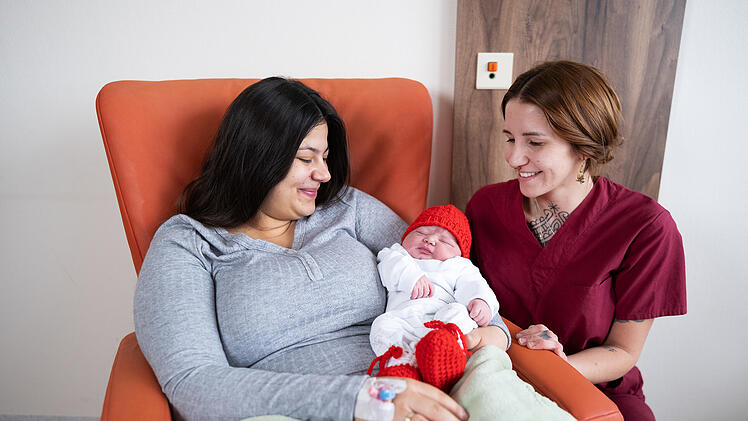 Foto von Mutter, Kind und Hebamme