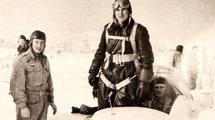 Robert Mandetzky (Mitte) trainierte sein Leben lang Segelflug-Schüler. Fotos: Thomas Dill, privat