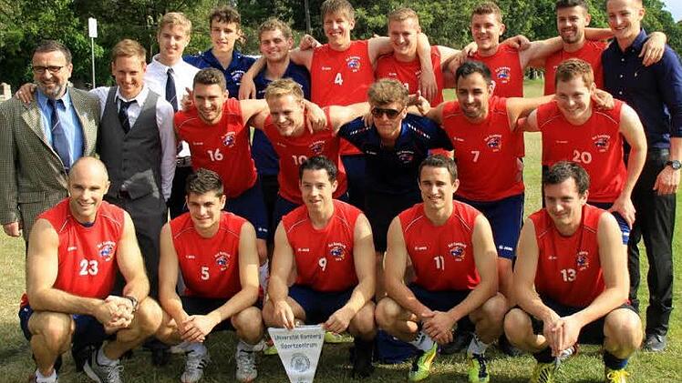 Siehe da: Die Universität Bamberg hat auch eine "AFL9"-Mannschaft. Links unten: Tom Harley.