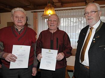 Alfred Mirschberger und Helmut Schicker wurden von Klaus Becker (v. l.) für 25-jährige Mitgliedschaft geehrt. Foto: Roland Meister