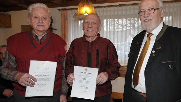 Alfred Mirschberger und Helmut Schicker wurden von Klaus Becker (v. l.) für 25-jährige Mitgliedschaft geehrt. Foto: Roland Meister