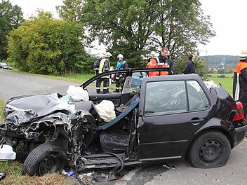 Um den Golf-Fahrer befreien zu können, musste die Feuerwehr das Dach des Autos abnehmen.  Foto: Friedwald Schedel