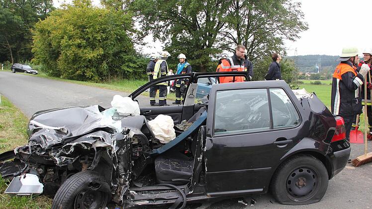 Um den Golf-Fahrer befreien zu können, musste die Feuerwehr das Dach des Autos abnehmen.  Foto: Friedwald Schedel