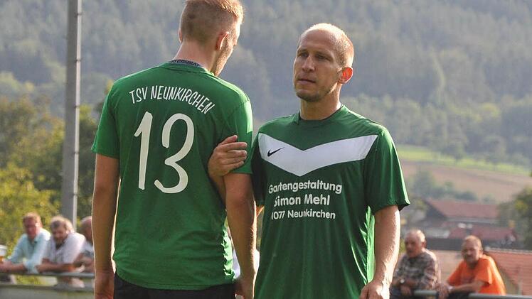 Adrian Mahr (r.) ist seit dieser Saison hauptverantwortlicher Spielertrainer beim TSV Neunkirchen. Bei seinen früheren Stationen hat der Ex-Junioren-Nationalspieler auch Profierfahrung gesammelt. Foto: Leo Hühnlein