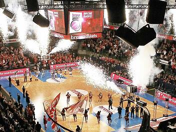 Mit einem Feuerwerk und von 8200 Zuschauern wurden die Brose Baskets beim Einlaufen in der Nürnberger Arena begrüßt. Fotos: sportpress