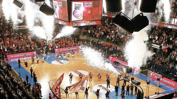 Mit einem Feuerwerk und von 8200 Zuschauern wurden die Brose Baskets beim Einlaufen in der Nürnberger Arena begrüßt. Fotos: sportpress