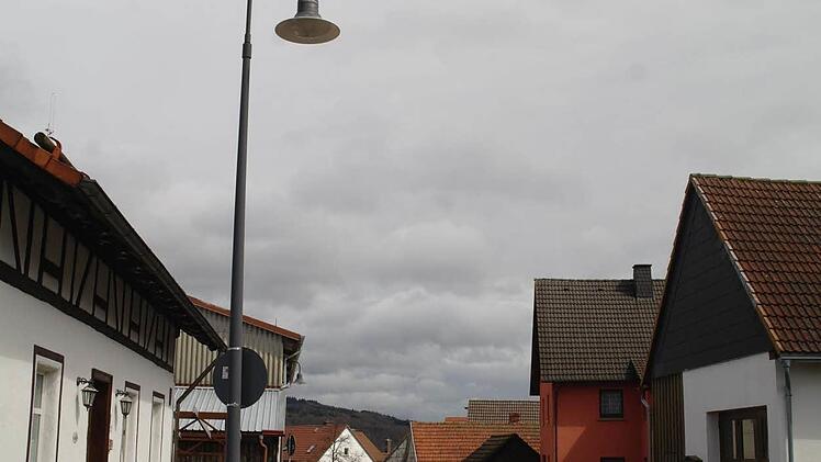 Im Rahmen des Innenentwicklungs-Plans ist für Brigitte Meyerdierks eine Dorfkerngestaltung von der Linde bis zur alten Schule (links) und dem Feuerwehr-Gerätehaus (rechts) denkbar. Foto: Stephanie Elm
