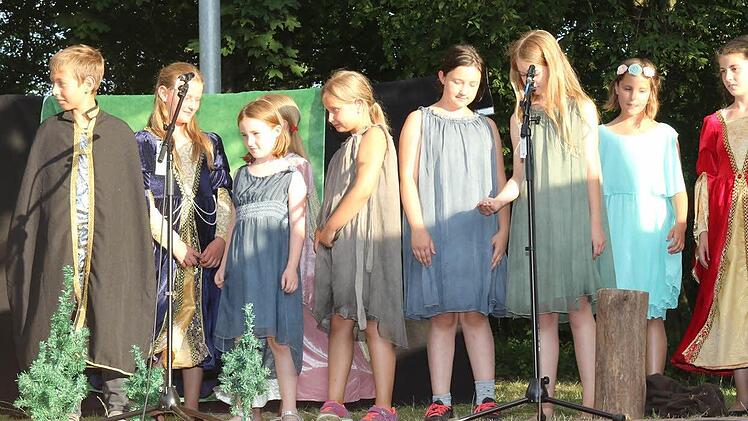 Die Klassen 3 und 4, die größte Theatergruppe der Schule Untersiemau, führten das Stück "Die Nibellungensage" mit passenden Kostümen und in einer tollen Kulisse auf. Foto: Michael Stelzner