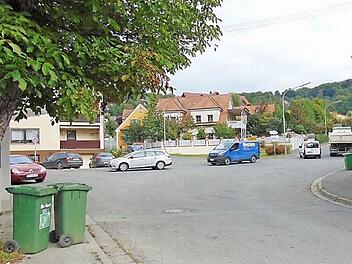 Der Weißenoher Plärrer an der Hauptstraße: Kurz vor den Biotonnen soll eine Gehwegüberquerung aufgebaut werden, einige Meter weiter oben ist auch eine geplant, um auf die linke Seite zum Brunnen zu gelangen. Foto: Petra Malbrich