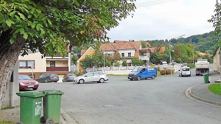 Der Weißenoher Plärrer an der Hauptstraße: Kurz vor den Biotonnen soll eine Gehwegüberquerung aufgebaut werden, einige Meter weiter oben ist auch eine geplant, um auf die linke Seite zum Brunnen zu gelangen. Foto: Petra Malbrich