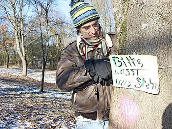 Stefan Mai hat Plakate gemalt und an die markierten Bäume geheftet. Er hofft, dass die Abholzaktion noch gestoppt werden kann.  Fotos: Heike Beudert