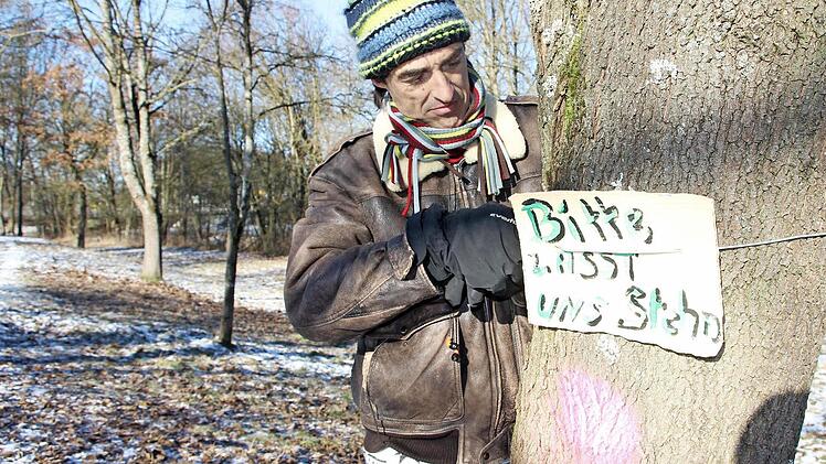 Stefan Mai hat Plakate gemalt und an die markierten Bäume geheftet. Er hofft, dass die Abholzaktion noch gestoppt werden kann.  Fotos: Heike Beudert