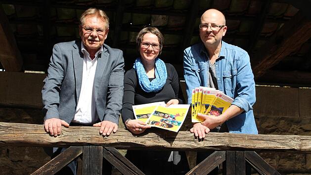 Bürgermeister Wolfgang Beiergrößlein, Tourismus-Chefin Kerstin Löw und Stefan Haufe, künstlerischer Leiter, stellen das Programm der diesjährigen Rosenberg Festspiele vor.  Fotos: Lisa Kieslinger