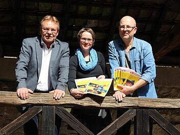 Bürgermeister Wolfgang Beiergrößlein, Tourismus-Chefin Kerstin Löw und Stefan Haufe, künstlerischer Leiter, stellen das Programm der diesjährigen Rosenberg Festspiele vor.  Fotos: Lisa Kieslinger